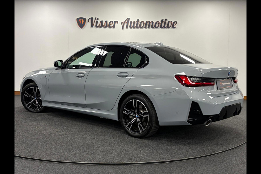 BMW 3-serie 330e*Plug-in Hybride*Automaat*M-Pakket*Stoelverwarming*Head-Up*Leder*Camera*