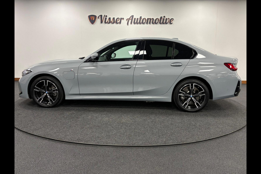 BMW 3-serie 330e*Plug-in Hybride*Automaat*M-Pakket*Stoelverwarming*Head-Up*Leder*Camera*