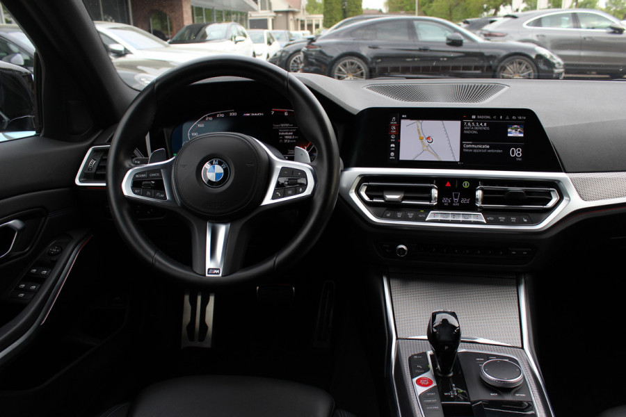 BMW 3 Serie Touring 330i High Exe. M Sport / M340 uitgevoerd / Leder&Alcantara / CarPlay / 19'' / Parkeerhulp V+A / Stoelverwarming / Sportstoelen / DAB / Cruise Control
