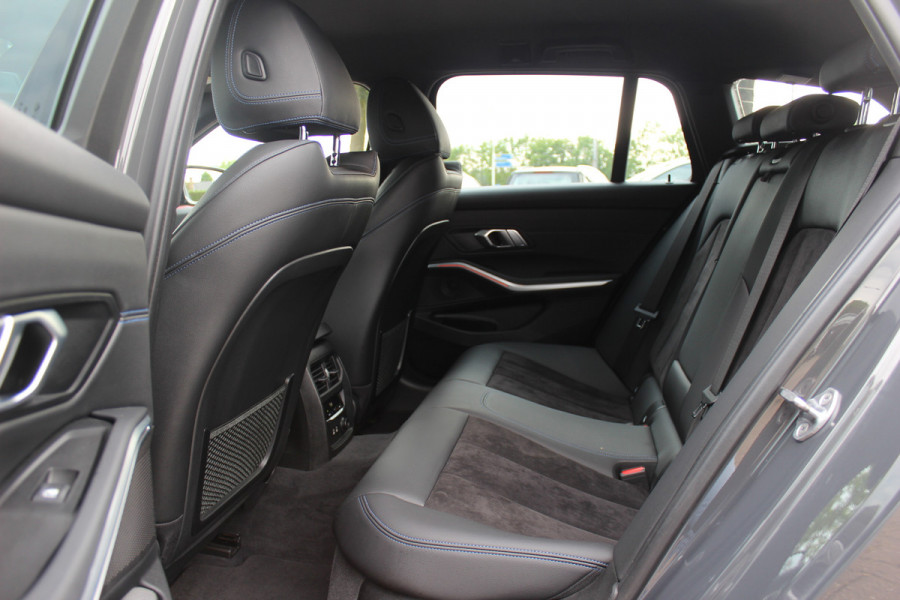 BMW 3 Serie Touring 330i High Exe. M Sport / M340 uitgevoerd / Leder&Alcantara / CarPlay / 19'' / Parkeerhulp V+A / Stoelverwarming / Sportstoelen / DAB / Cruise Control