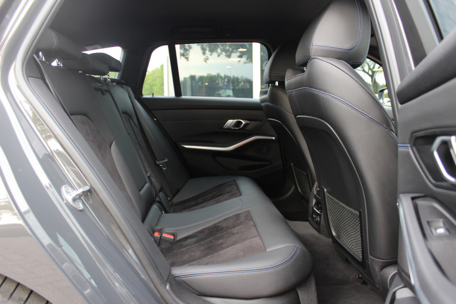 BMW 3 Serie Touring 330i High Exe. M Sport / M340 uitgevoerd / Leder&Alcantara / CarPlay / 19'' / Parkeerhulp V+A / Stoelverwarming / Sportstoelen / DAB / Cruise Control