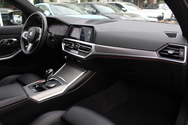 BMW 3 Serie Touring 330i High Exe. M Sport / M340 uitgevoerd / Leder&Alcantara / CarPlay / 19'' / Parkeerhulp V+A / Stoelverwarming / Sportstoelen / DAB / Cruise Control
