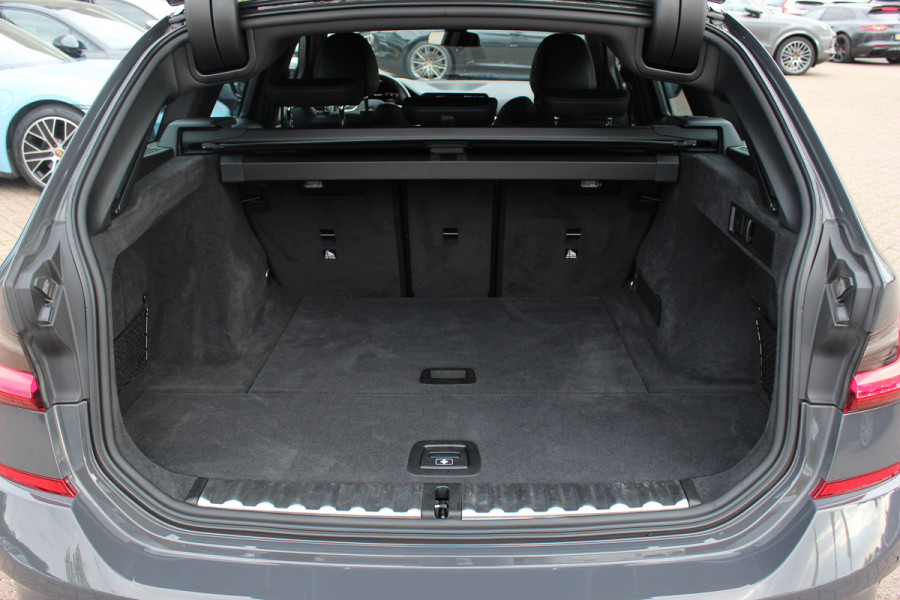 BMW 3 Serie Touring 330i High Exe. M Sport / M340 uitgevoerd / Leder&Alcantara / CarPlay / 19'' / Parkeerhulp V+A / Stoelverwarming / Sportstoelen / DAB / Cruise Control