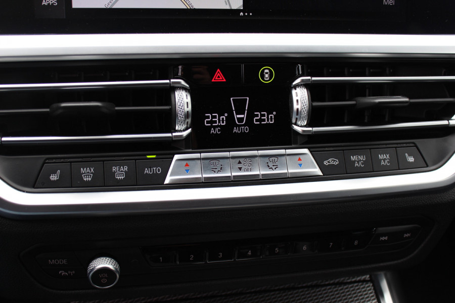 BMW 3 Serie Touring 330i High Exe. M Sport / M340 uitgevoerd / Leder&Alcantara / CarPlay / 19'' / Parkeerhulp V+A / Stoelverwarming / Sportstoelen / DAB / Cruise Control