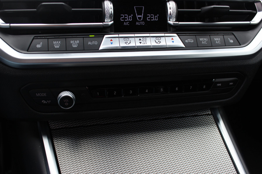 BMW 3 Serie Touring 330i High Exe. M Sport / M340 uitgevoerd / Leder&Alcantara / CarPlay / 19'' / Parkeerhulp V+A / Stoelverwarming / Sportstoelen / DAB / Cruise Control