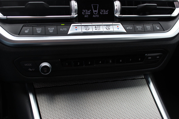 BMW 3 Serie Touring 330i High Exe. M Sport / M340 uitgevoerd / Leder&Alcantara / CarPlay / 19'' / Parkeerhulp V+A / Stoelverwarming / Sportstoelen / DAB / Cruise Control