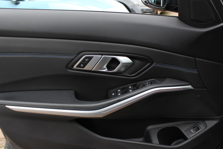 BMW 3 Serie Touring 330i High Exe. M Sport / M340 uitgevoerd / Leder&Alcantara / CarPlay / 19'' / Parkeerhulp V+A / Stoelverwarming / Sportstoelen / DAB / Cruise Control