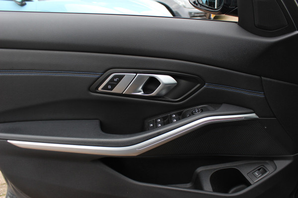 BMW 3 Serie Touring 330i High Exe. M Sport / M340 uitgevoerd / Leder&Alcantara / CarPlay / 19'' / Parkeerhulp V+A / Stoelverwarming / Sportstoelen / DAB / Cruise Control