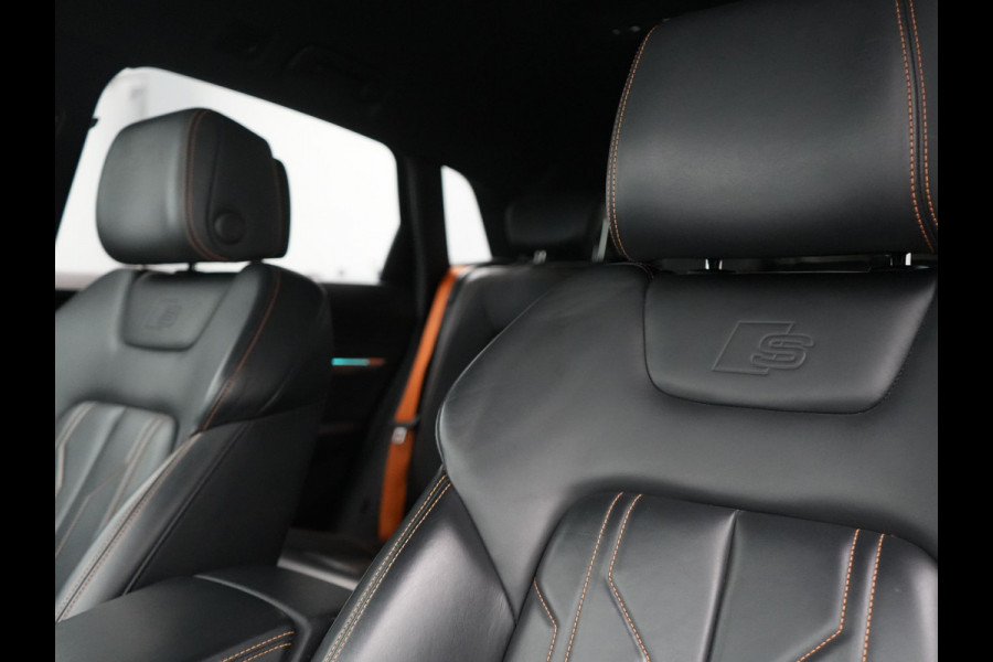 Audi e-tron 50 Quattro Black Edition 313pk Dealer O.H. | Luchtvering | Trekhaak | Camera | Head Up | Lederen Sportstoelen Memory & Verwarmd | Bang & Olufsen | Cruise Control | Keyless | Sfeerverlichting | Apple Carplay | Navigatie | DAB | 21''L.M |