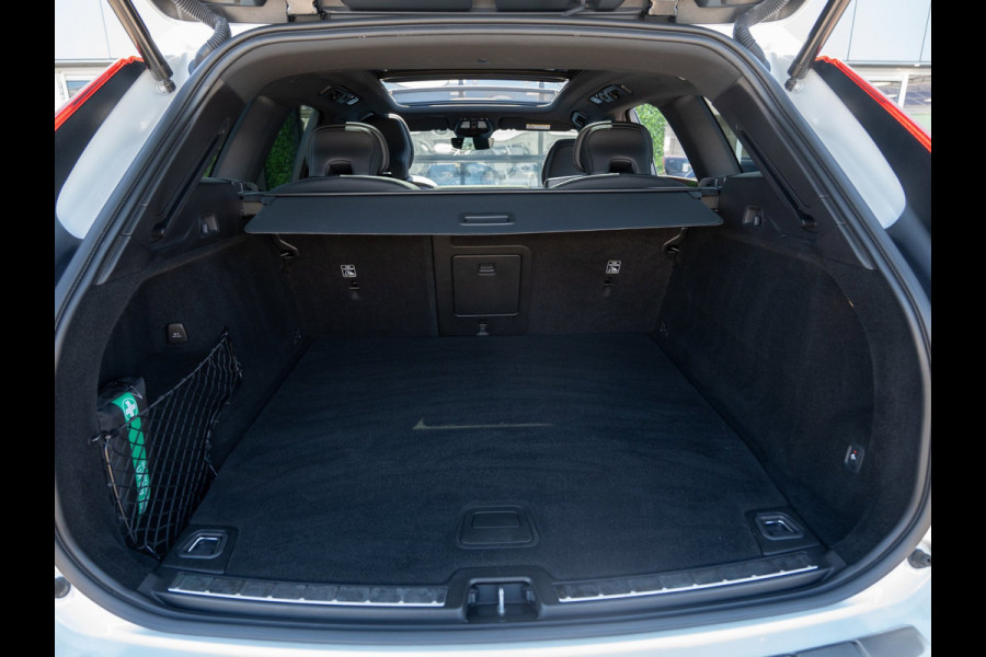 Volvo XC60 2.0 T6 Plug-in hybrid AWD Ultimate Dark | Pano | H/K Sound | Surround View | Trekhaak