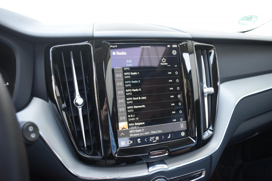 Volvo XC60 T6 350PK Automaat Plug-in Hybrid AWD Plus Dark / Navigatie / 360 Camera / Adaptieve Cruise Control / Stuur & Stoelverwarming / Stoelverwarming achter / Elektr. Achterklep / Schuifdak / Trekhaak