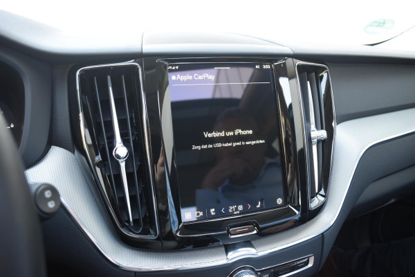Volvo XC60 T6 350PK Automaat Plug-in Hybrid AWD Plus Dark / Navigatie / 360 Camera / Adaptieve Cruise Control / Stuur & Stoelverwarming / Stoelverwarming achter / Elektr. Achterklep / Schuifdak / Trekhaak