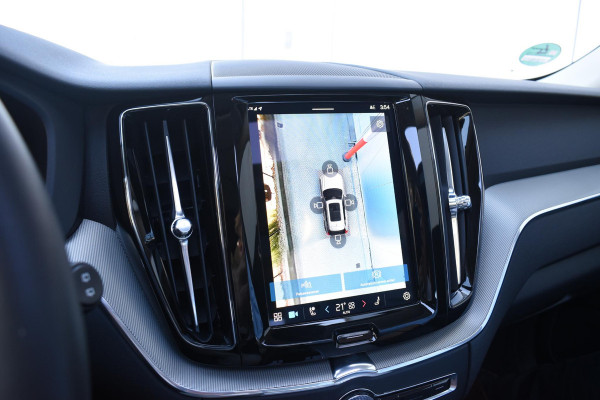 Volvo XC60 T6 350PK Automaat Plug-in Hybrid AWD Plus Dark / Navigatie / 360 Camera / Adaptieve Cruise Control / Stuur & Stoelverwarming / Stoelverwarming achter / Elektr. Achterklep / Schuifdak / Trekhaak