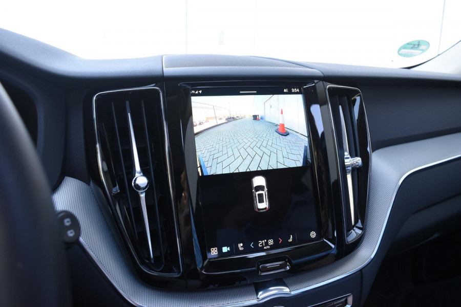 Volvo XC60 T6 350PK Automaat Plug-in Hybrid AWD Plus Dark / Navigatie / 360 Camera / Adaptieve Cruise Control / Stuur & Stoelverwarming / Stoelverwarming achter / Elektr. Achterklep / Schuifdak / Trekhaak