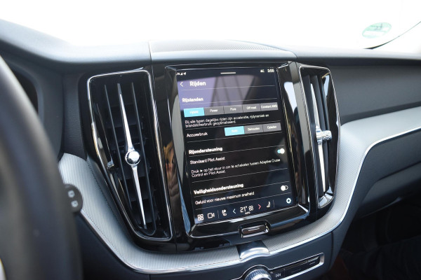 Volvo XC60 T6 350PK Automaat Plug-in Hybrid AWD Plus Dark / Navigatie / 360 Camera / Adaptieve Cruise Control / Stuur & Stoelverwarming / Stoelverwarming achter / Elektr. Achterklep / Schuifdak / Trekhaak