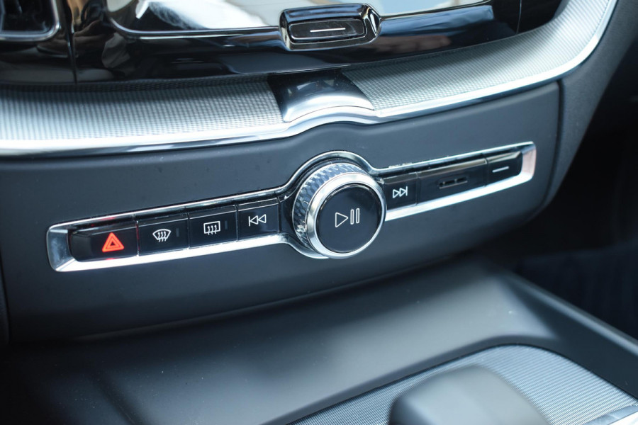 Volvo XC60 T6 350PK Automaat Plug-in Hybrid AWD Plus Dark / Navigatie / 360 Camera / Adaptieve Cruise Control / Stuur & Stoelverwarming / Stoelverwarming achter / Elektr. Achterklep / Schuifdak / Trekhaak