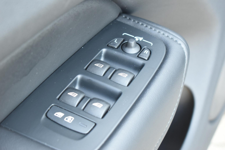 Volvo XC60 T6 350PK Automaat Plug-in Hybrid AWD Plus Dark / Navigatie / 360 Camera / Adaptieve Cruise Control / Stuur & Stoelverwarming / Stoelverwarming achter / Elektr. Achterklep / Schuifdak / Trekhaak