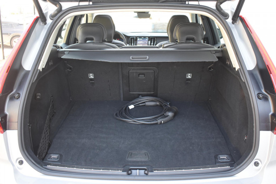 Volvo XC60 T6 350PK Automaat Plug-in Hybrid AWD Plus Dark / Navigatie / 360 Camera / Adaptieve Cruise Control / Stuur & Stoelverwarming / Stoelverwarming achter / Elektr. Achterklep / Schuifdak / Trekhaak