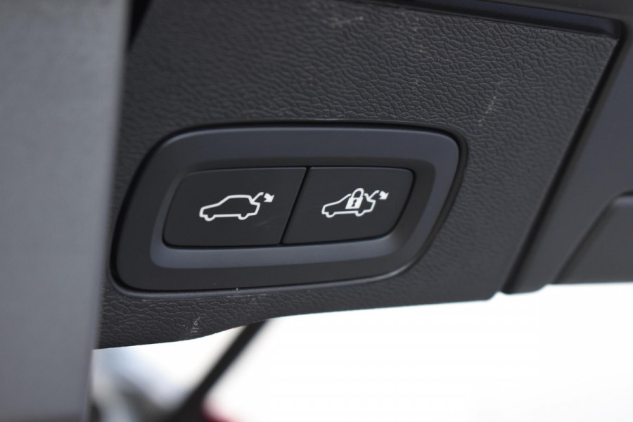 Volvo XC60 T6 350PK Automaat Plug-in Hybrid AWD Plus Dark / Navigatie / 360 Camera / Adaptieve Cruise Control / Stuur & Stoelverwarming / Stoelverwarming achter / Elektr. Achterklep / Schuifdak / Trekhaak