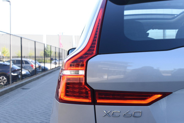 Volvo XC60 T6 350PK Automaat Plug-in Hybrid AWD Plus Dark / Navigatie / 360 Camera / Adaptieve Cruise Control / Stuur & Stoelverwarming / Stoelverwarming achter / Elektr. Achterklep / Schuifdak / Trekhaak