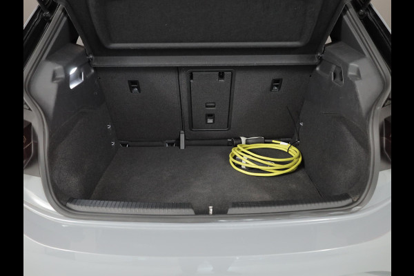 Volkswagen ID.3 First Plus 58 kWh 204PK 58KWH | Navigatie | Parkeercamera | 19" LM velgen "|
