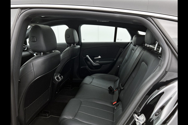Mercedes-Benz CLA-Klasse Shooting Brake 180 Luxury Line | Achteruitrijcamera | Lederen bekleding | EASY PACK achterklep | Keyless Entry | Smartphone intergratie | Inclusief 24 maanden MB Certified garantie voor Europa.