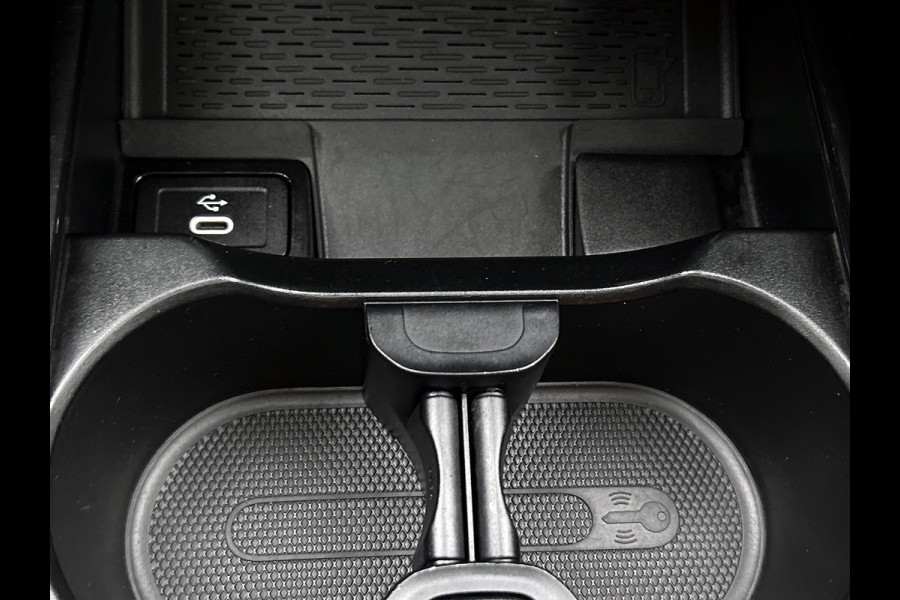 Mercedes-Benz A-Klasse 180 AMG Line | AMG-Line interieur | AMG-Line Exterieur | 360 Camera | Memory Seats | Panorama Schuifdak | Sfeerverlichting | Inclusief 24 maanden MB Certified garantie voor Europa.