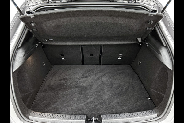 Mercedes-Benz A-Klasse 180 AMG Line | AMG-Line interieur | AMG-Line Exterieur | 360 Camera | Memory Seats | Panorama Schuifdak | Sfeerverlichting | Inclusief 24 maanden MB Certified garantie voor Europa.