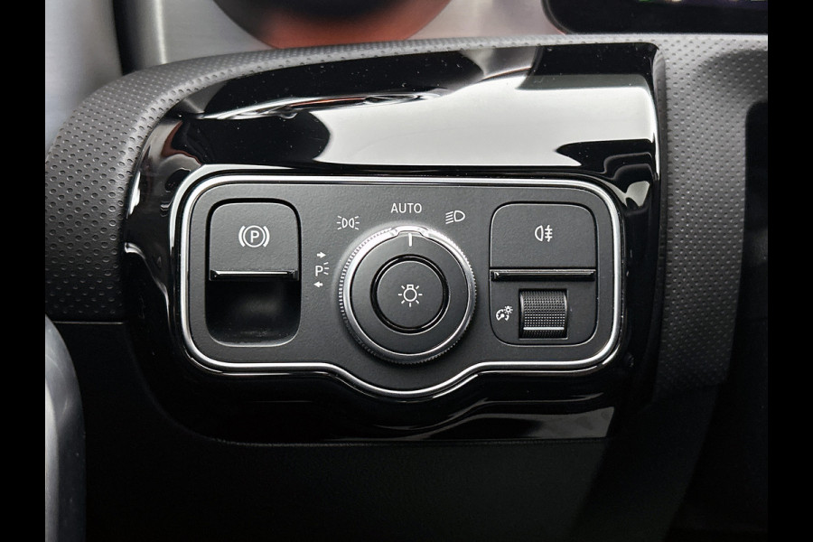 Mercedes-Benz A-Klasse 180 AMG Line | AMG-Line interieur | AMG-Line Exterieur | 360 Camera | Memory Seats | Panorama Schuifdak | Sfeerverlichting | Inclusief 24 maanden MB Certified garantie voor Europa.