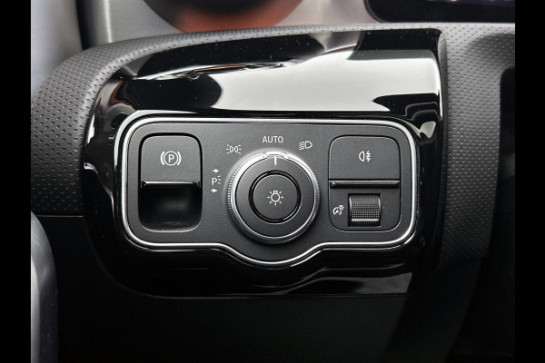 Mercedes-Benz A-Klasse 180 AMG Line | AMG-Line interieur | AMG-Line Exterieur | 360 Camera | Memory Seats | Panorama Schuifdak | Sfeerverlichting | Inclusief 24 maanden MB Certified garantie voor Europa.