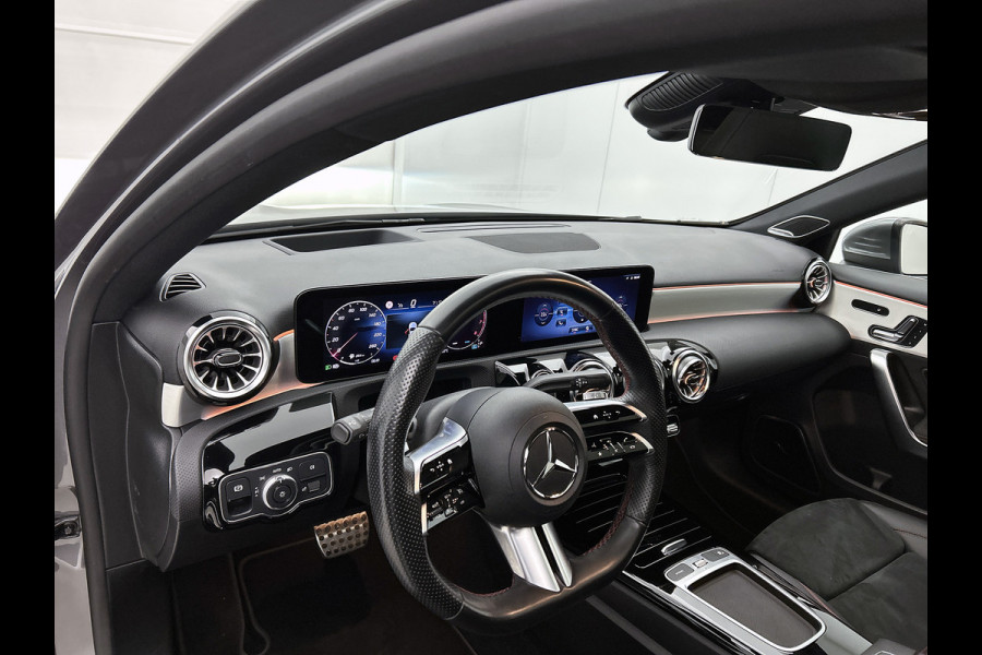 Mercedes-Benz A-Klasse 180 AMG Line | AMG-Line interieur | AMG-Line Exterieur | 360 Camera | Memory Seats | Panorama Schuifdak | Sfeerverlichting | Inclusief 24 maanden MB Certified garantie voor Europa.