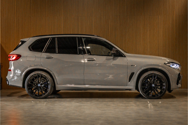 BMW X5 xDrive45e M-Sport | Panorama | Laser | H&K | Trekhaak | Carbon | ACC | Massage | Stoelventilatie | Nardo Grey | Dealer onderhouden