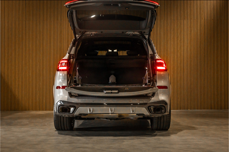 BMW X5 xDrive45e M-Sport | Panorama | Laser | H&K | Trekhaak | Carbon | ACC | Massage | Stoelventilatie | Nardo Grey | Dealer onderhouden