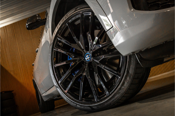 BMW X5 xDrive45e M-Sport | Panorama | Laser | H&K | Trekhaak | Carbon | ACC | Massage | Stoelventilatie | Nardo Grey | Dealer onderhouden