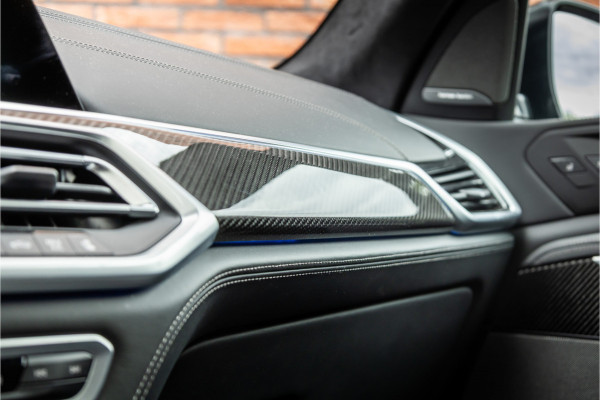 BMW X5 xDrive45e M-Sport | Panorama | Laser | H&K | Trekhaak | Carbon | ACC | Massage | Stoelventilatie | Nardo Grey | Dealer onderhouden