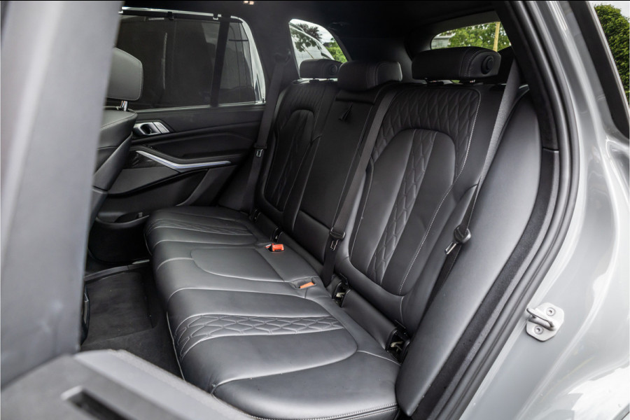 BMW X5 xDrive45e M-Sport | Panorama | Laser | H&K | Trekhaak | Carbon | ACC | Massage | Stoelventilatie | Nardo Grey | Dealer onderhouden