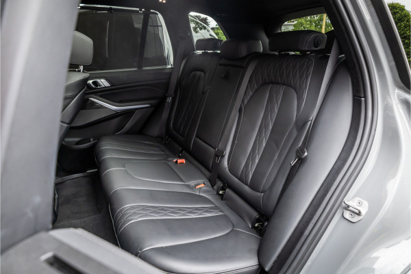 BMW X5 xDrive45e M-Sport | Panorama | Laser | H&K | Trekhaak | Carbon | ACC | Massage | Stoelventilatie | Nardo Grey | Dealer onderhouden