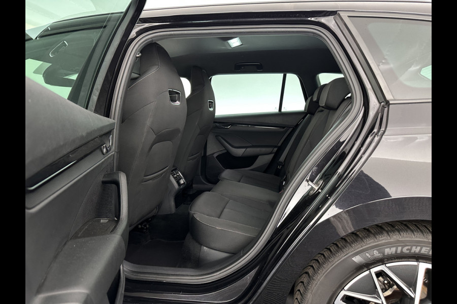 Škoda Octavia Combi 1.0 TSI Sport Business (INCL-BTW) *DIGI-COCKPIT | SPORTSEATS | NAVI-FULLMAP | PRIVACYGLASS | KEYLESS | DAB | ECC | PDC | CRUISE | TOWBAR | 17''ALU*