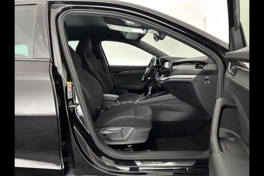 Škoda Octavia Combi 1.0 TSI Sport Business (INCL-BTW) *DIGI-COCKPIT | SPORTSEATS | NAVI-FULLMAP | PRIVACYGLASS | KEYLESS | DAB | ECC | PDC | CRUISE | TOWBAR | 17''ALU*
