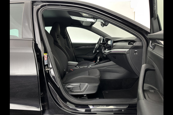 Škoda Octavia Combi 1.0 TSI Sport Business (INCL-BTW) *DIGI-COCKPIT | SPORTSEATS | NAVI-FULLMAP | PRIVACYGLASS | KEYLESS | DAB | ECC | PDC | CRUISE | TOWBAR | 17''ALU*