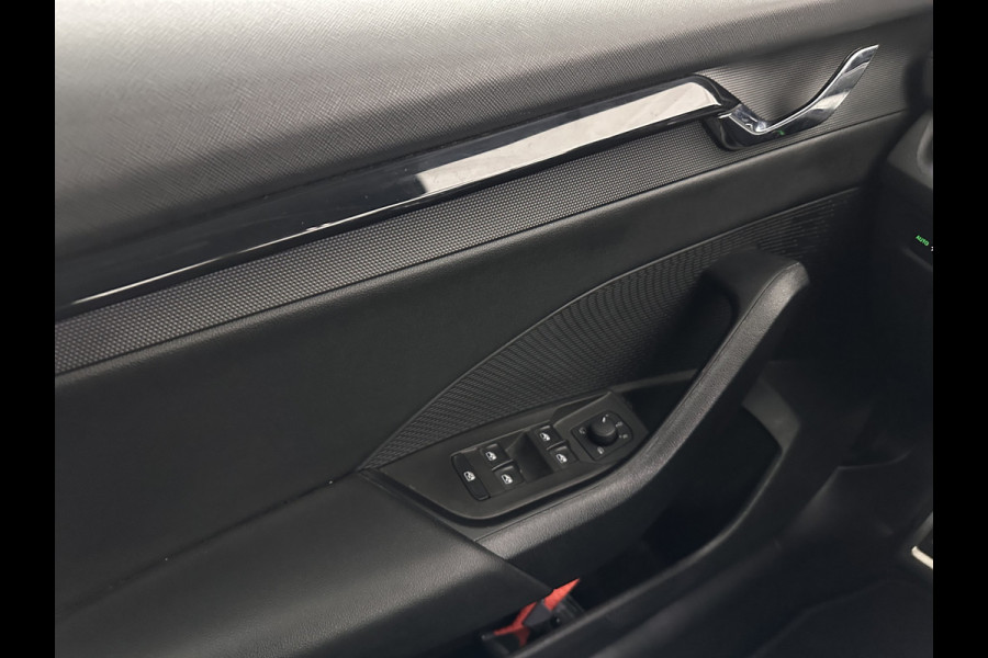 Škoda Octavia Combi 1.0 TSI Sport Business (INCL-BTW) *DIGI-COCKPIT | SPORTSEATS | NAVI-FULLMAP | PRIVACYGLASS | KEYLESS | DAB | ECC | PDC | CRUISE | TOWBAR | 17''ALU*