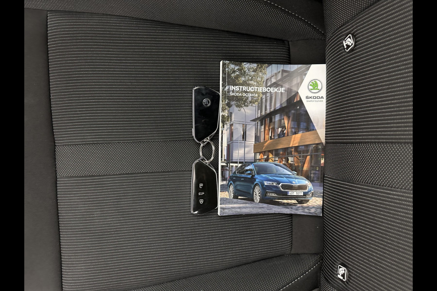 Škoda Octavia Combi 1.0 TSI Sport Business (INCL-BTW) *DIGI-COCKPIT | SPORTSEATS | NAVI-FULLMAP | PRIVACYGLASS | KEYLESS | DAB | ECC | PDC | CRUISE | TOWBAR | 17''ALU*