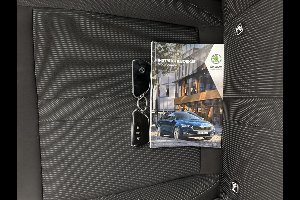 Škoda Octavia Combi 1.0 TSI Sport Business (INCL-BTW) *DIGI-COCKPIT | SPORTSEATS | NAVI-FULLMAP | PRIVACYGLASS | KEYLESS | DAB | ECC | PDC | CRUISE | TOWBAR | 17''ALU*