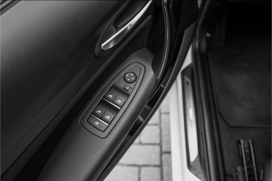 BMW 1-serie 118i Sport Line Edition M-Stuur Navi Pro Camera 34.000 KM