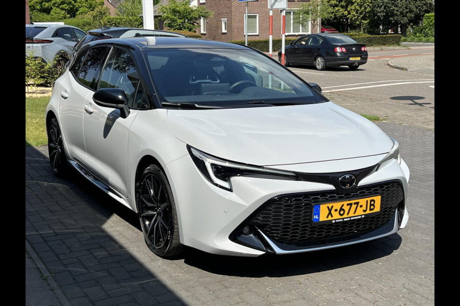 Toyota Corolla 1.8 Hybrid GR Sport | Eerste eigenaar, Parkeersensoren, Stoelverwarming, 18inch, Dynamic Grey, Nieuwe multimedia