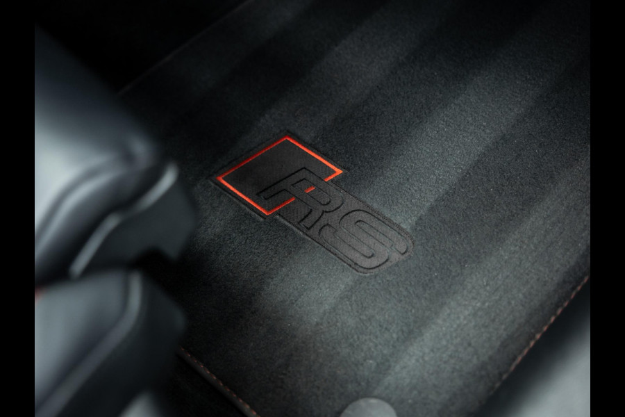 Audi RS6 Avant TFSI quattro | Keramisch | B/O | Pano | Rode Stiksels |