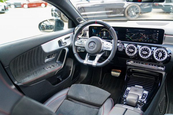 Mercedes-Benz A-Klasse AMG 35 4MATIC Edition 1 | Head Up Display | Burmester | Sterrenhemel | Memory | 360 Camera | Massage