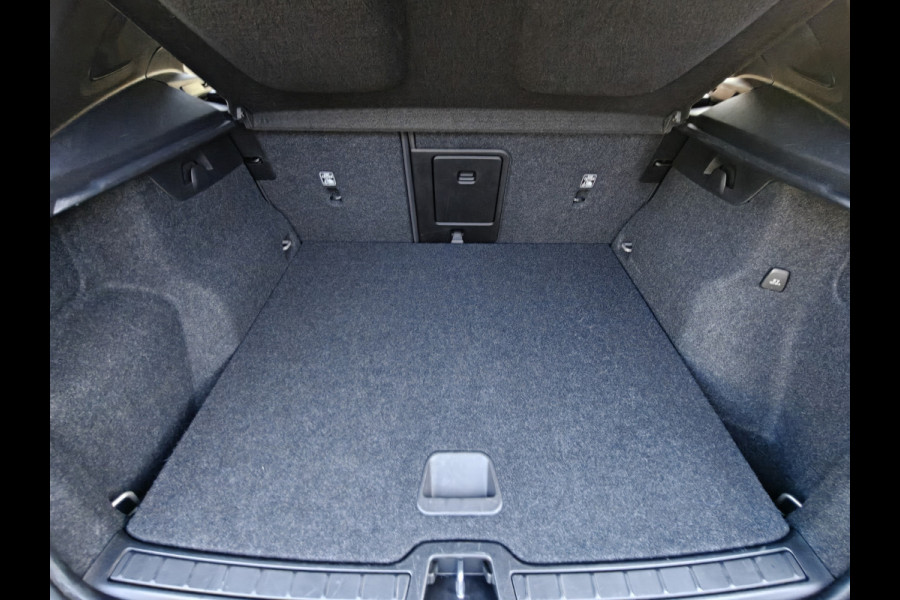 Volvo XC40 T4 211PK Plug-in Hybrid Inscription Expression | Trekhaak | BLIS | Camera Achter | Stoel & Stuur verwarm. | 18'' |
