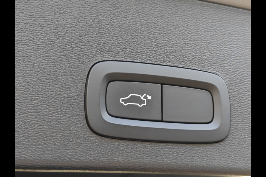 Volvo XC40 T4 211PK Plug-in Hybrid Inscription Expression | Trekhaak | BLIS | Camera Achter | Stoel & Stuur verwarm. | 18'' |