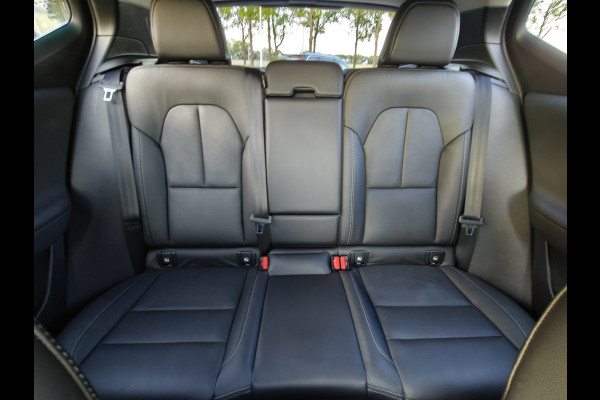 Volvo XC40 T4 211PK Plug-in Hybrid Inscription Expression | Trekhaak | BLIS | Camera Achter | Stoel & Stuur verwarm. | 18'' |